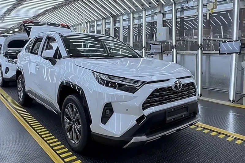 $23,915 থেকে শুরু করে, নতুন Toyota RAV4 বিক্রি হয়৷